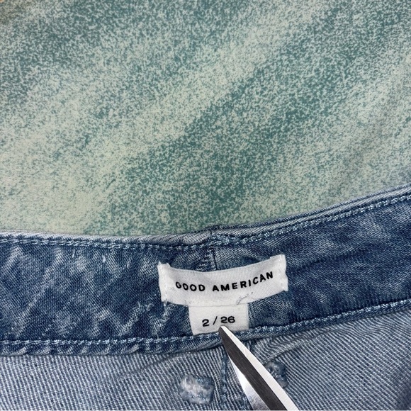Good American Good 90s Cut Off Jean Shorts Size 2 / 26 Medium-Light Wash - Picture 4 of 7
